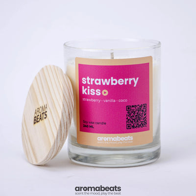 Vela aromática Strawberry Kiss de cera de soya 240ml con tapa de bambú y código QR Play the Beat
