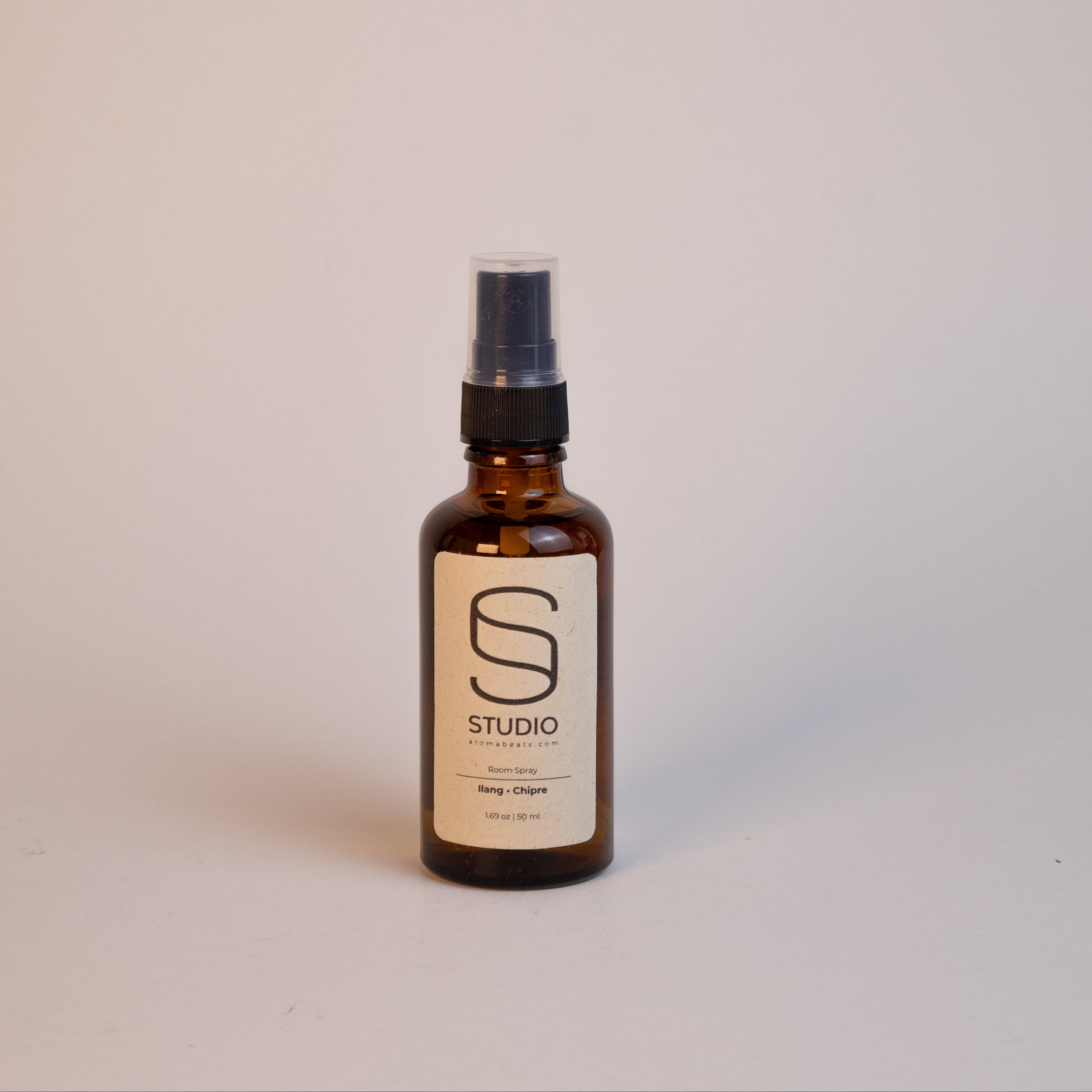 Room spray Studio Ilang Chipre presentación 50ml en frasco ámbar artesanal